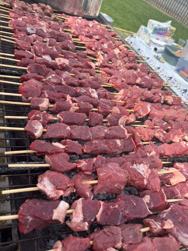 Anticuchos en preparación sobre la parrilla