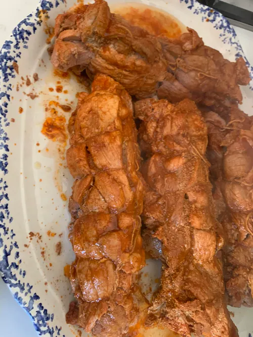 Arrollado de cerdo casero servido en bandeja