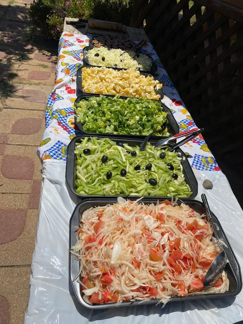 Buffet de ensaladas variadas para evento