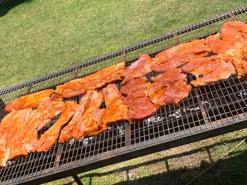 Carnes marinadas sobre brasas