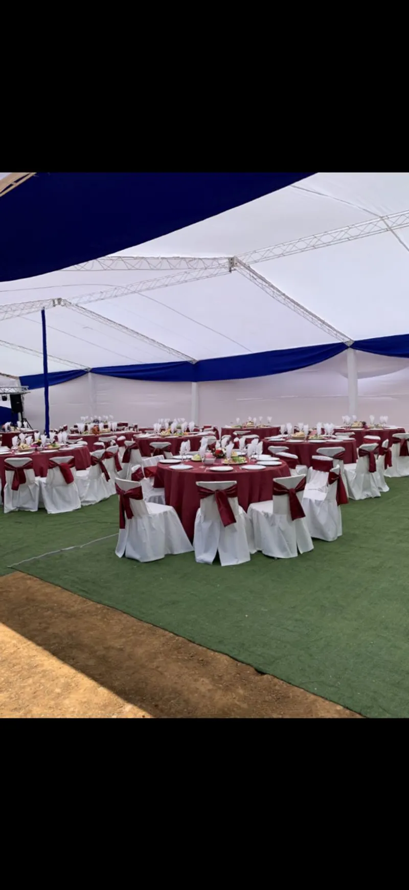 Carpa con mesas redondas vestidas para banquete grande