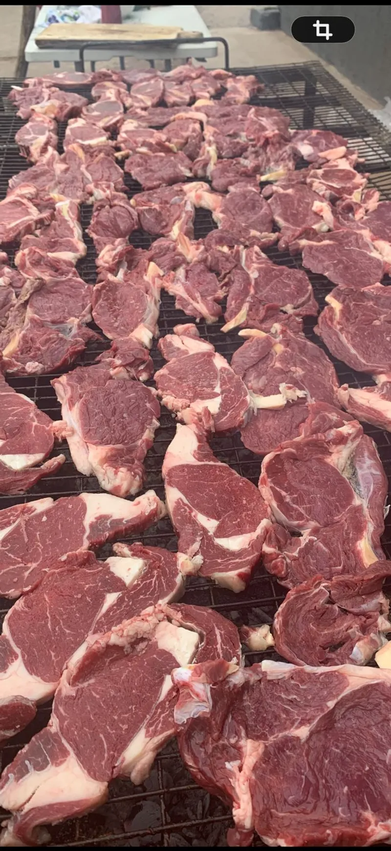 Cortes de carne en la parrilla listos para asar