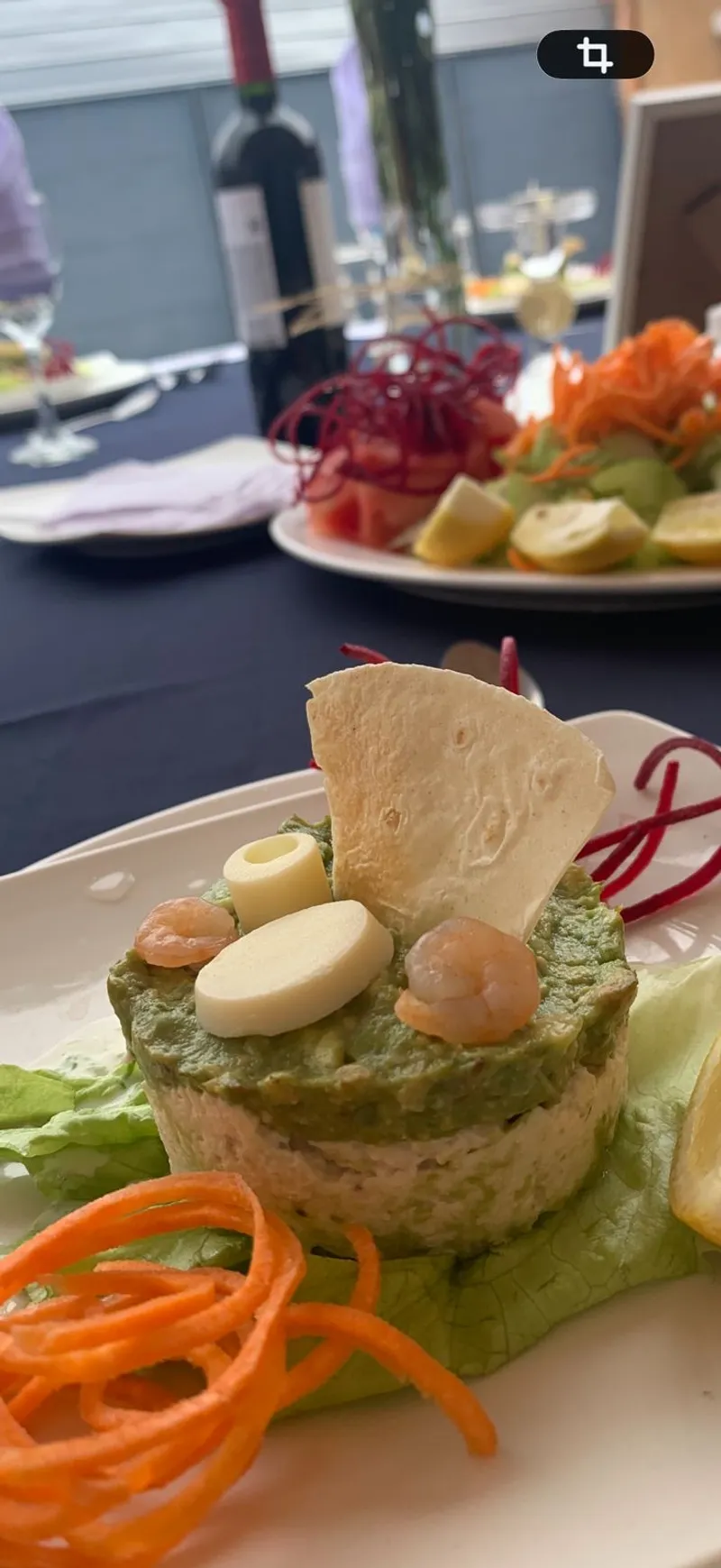 Entrada gourmet de palta, camarones y queso