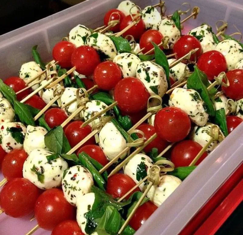 Pinchos caprese de tomate cherry, mozzarella y albahaca