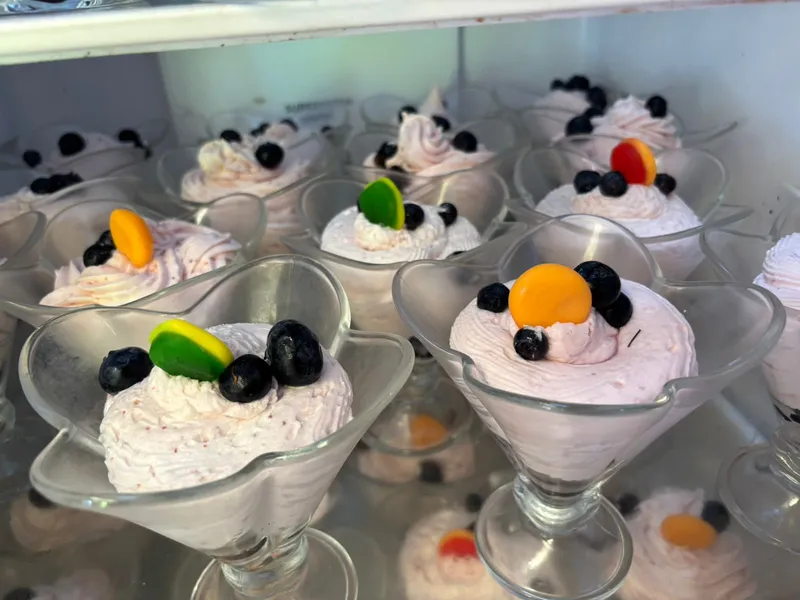 Postres individuales en copas decorados con frutas