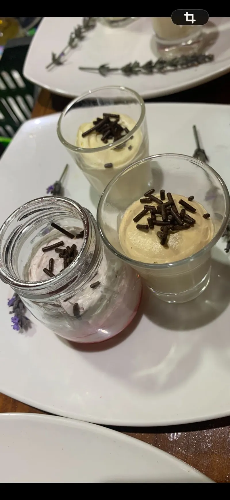 Trío de mousse de postre en copas pequeñas