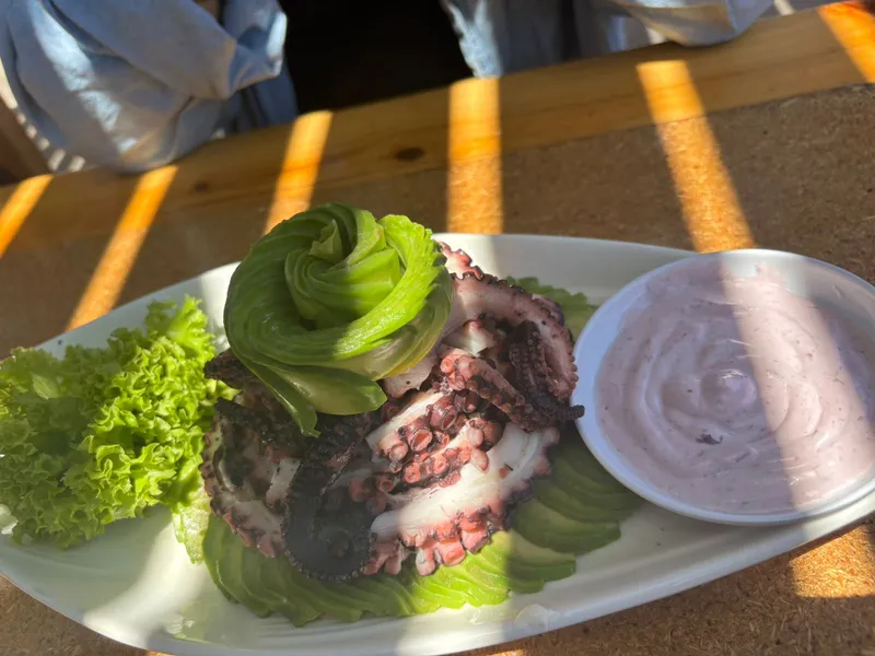 Pulpo con palta y salsa rosada